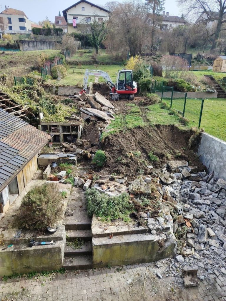Démolition d’un garage et de murs en béton à Altkirch, chantier Kayser TP Démolition