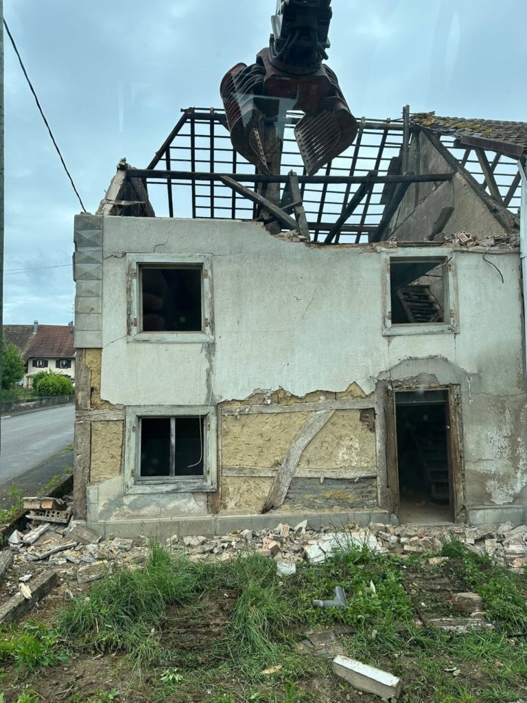 Démolition d’une maison et d’une grange à Elbach, chantier Kayser TP Démolition