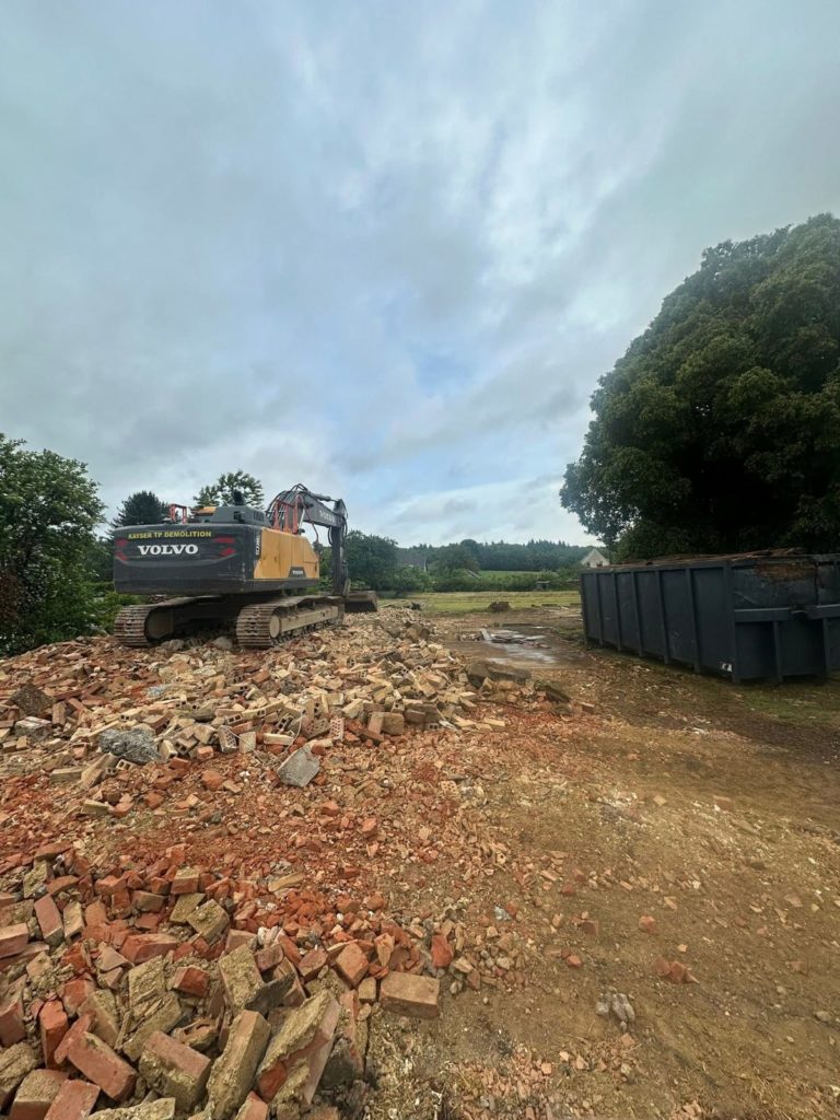 Démolition d’une maison et d’une grange à Elbach, chantier Kayser TP Démolition