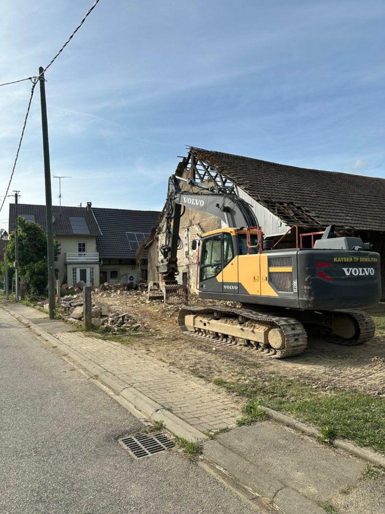 Démolition d’une maison et d’une grange à Elbach, chantier Kayser TP Démolition