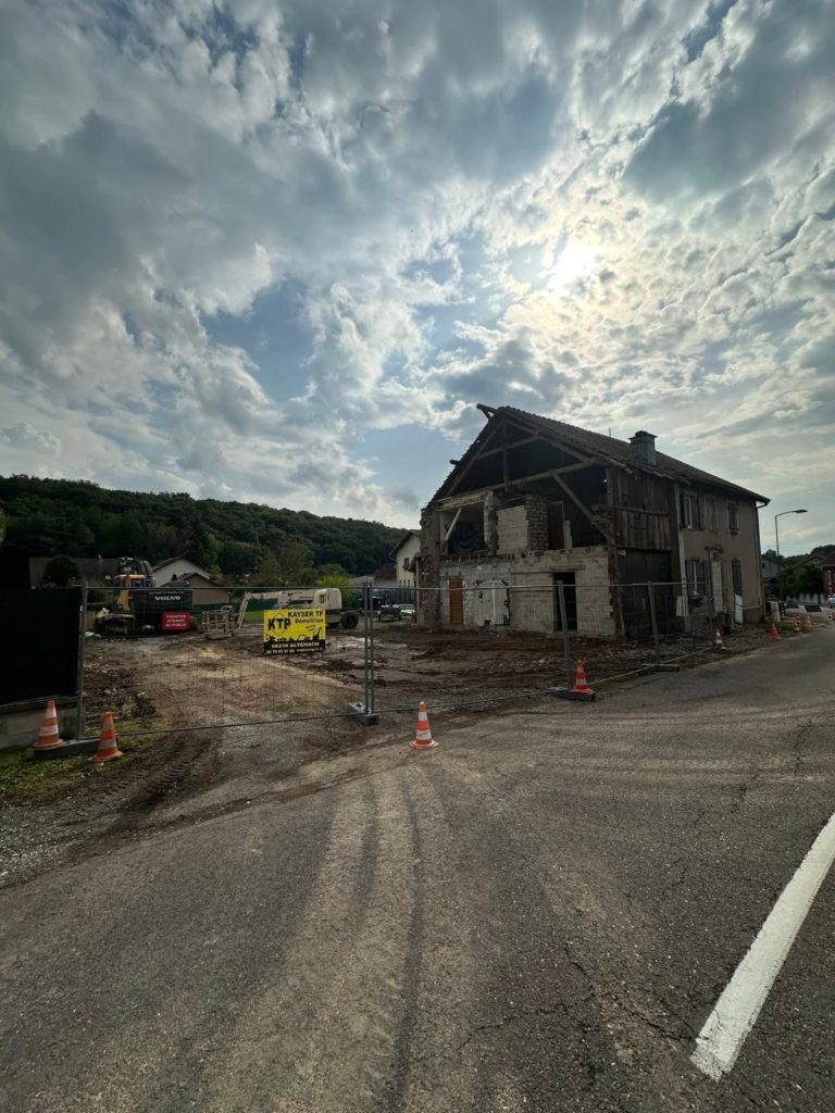 Démolition d’une grange attenante à la maison à Éloie, chantier Kayser TP Démolition