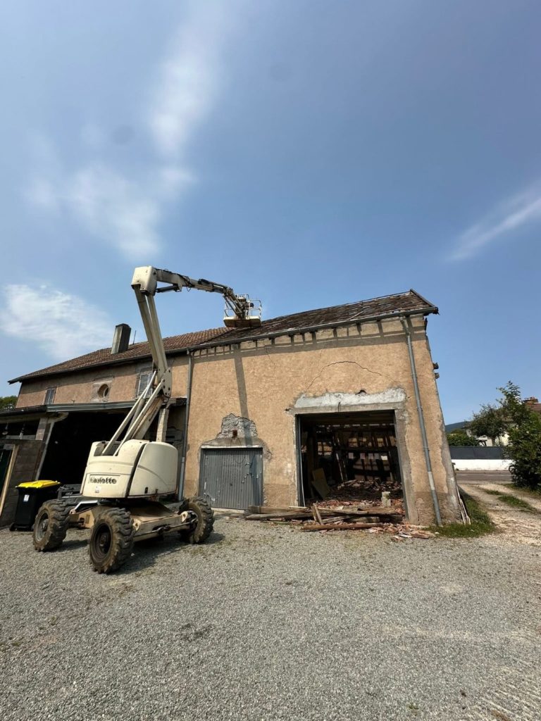 Démolition d’une grange attenante à la maison à Éloie, chantier Kayser TP Démolition