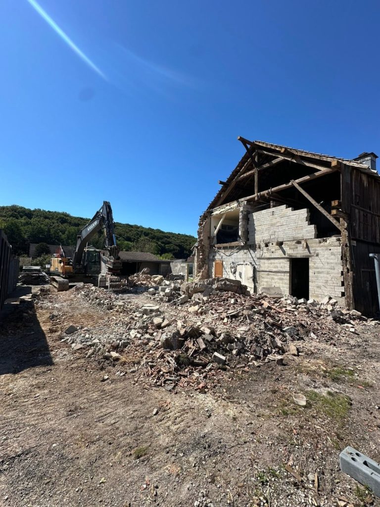Démolition d’une grange attenante à la maison à Éloie, chantier Kayser TP Démolition