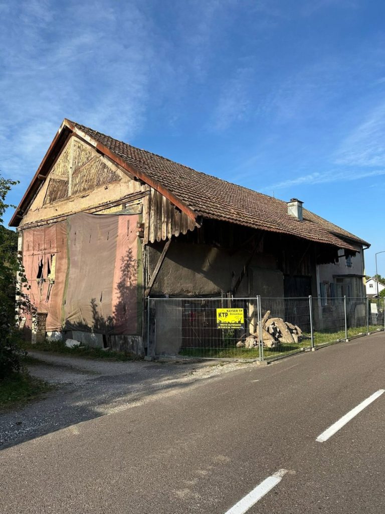 Démolition d’une grange attenante à la maison à Éloie, chantier Kayser TP Démolition