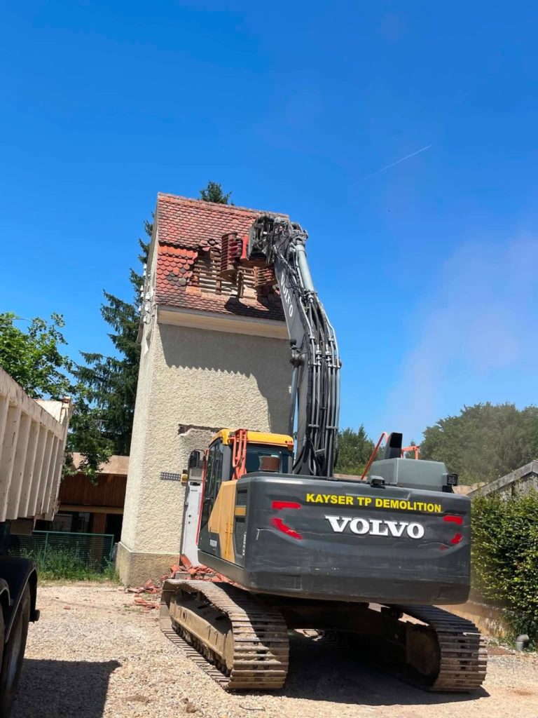Démolition d’un ancien transformateur électrique à Leymen, chantier Kayser TP Démolition