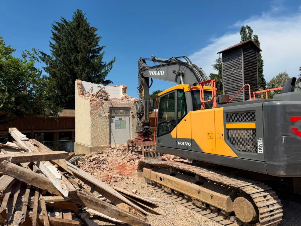 Démolition d’un ancien transformateur électrique à Leymen, chantier Kayser TP Démolition