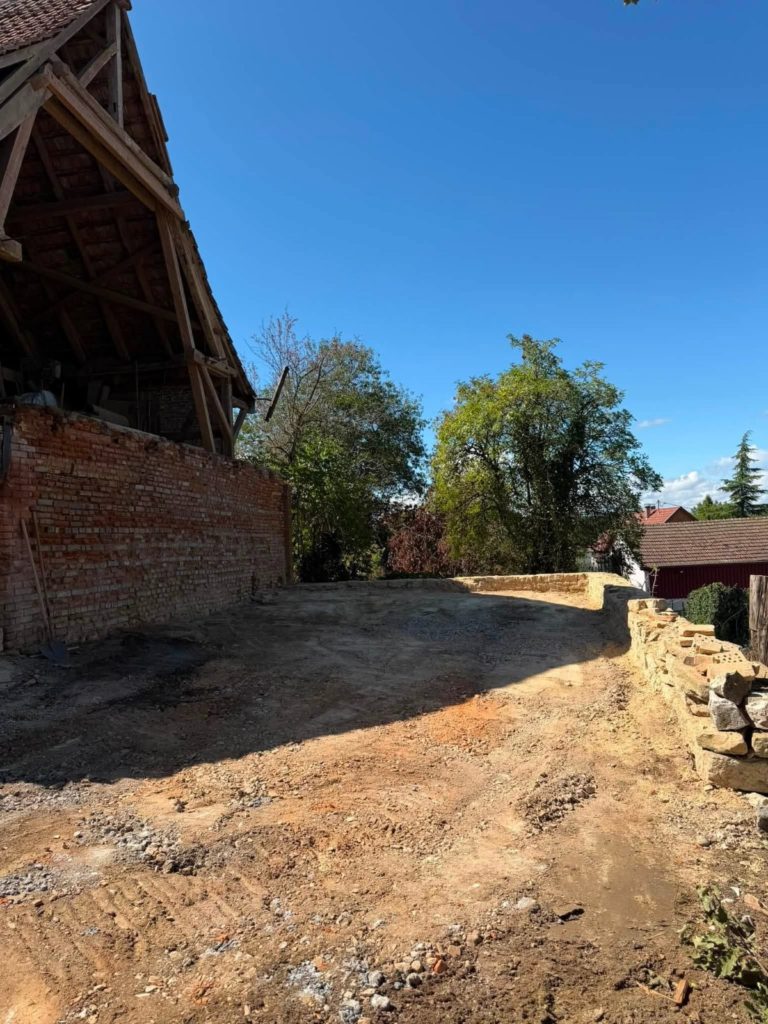 Démolition d’une grange en péril à Muespach-le-Haut, chantier Kayser TP Démolition