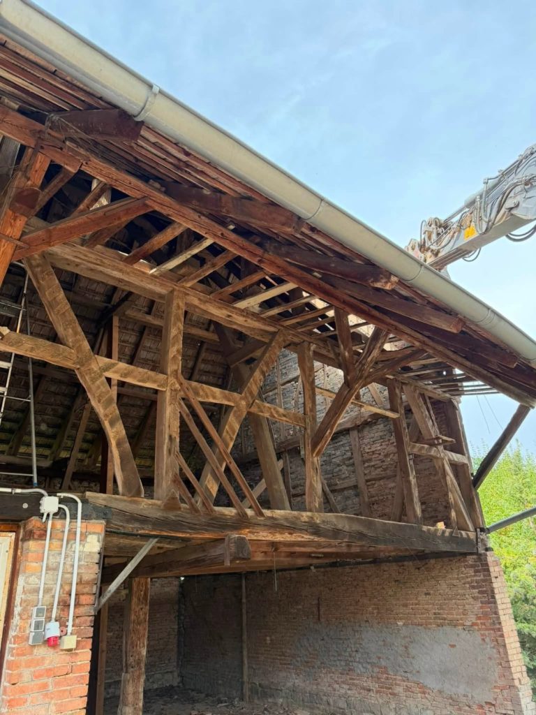 Démolition d’une grange en péril à Muespach-le-Haut, chantier Kayser TP Démolition
