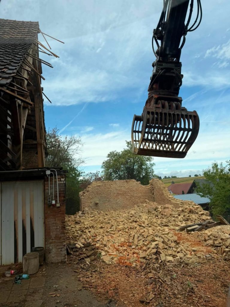 Démolition d’une grange en péril à Muespach-le-Haut, chantier Kayser TP Démolition
