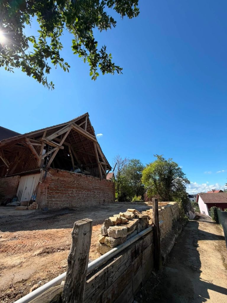 Démolition d’une grange en péril à Muespach-le-Haut, chantier Kayser TP Démolition