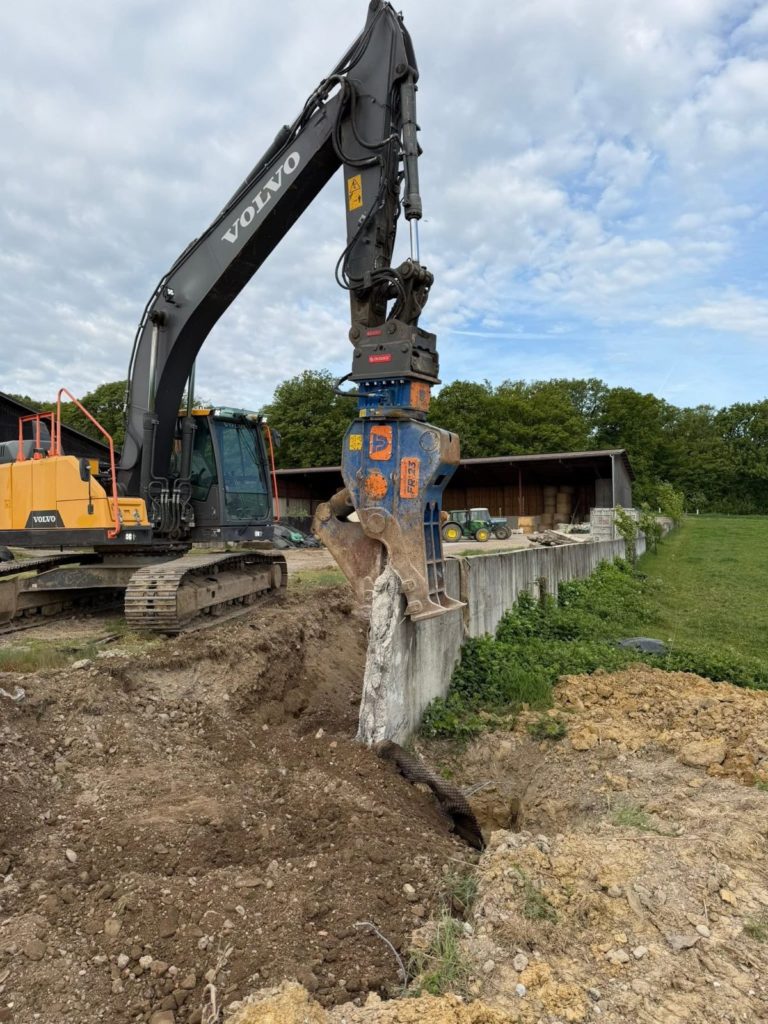 Démolition d’un mur au croc, chantier Kayser TP Démolition