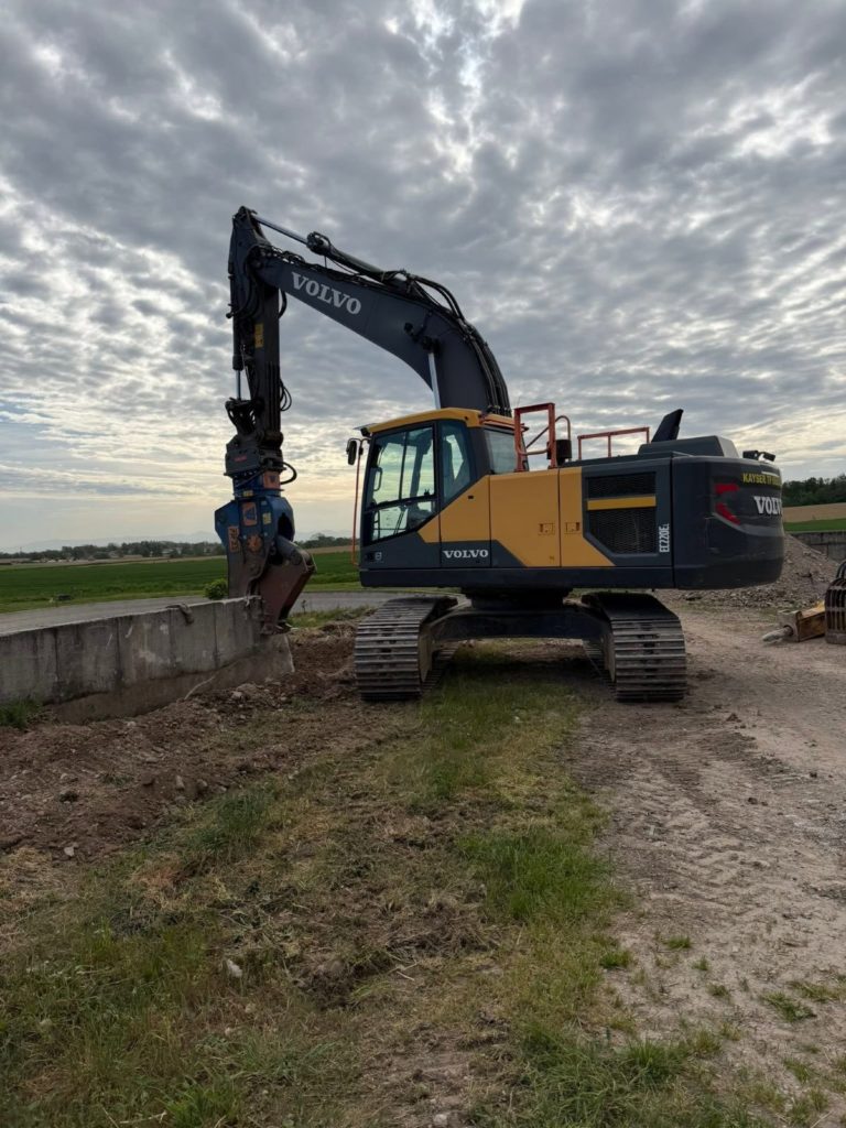 Démolition d’un mur au croc, chantier Kayser TP Démolition