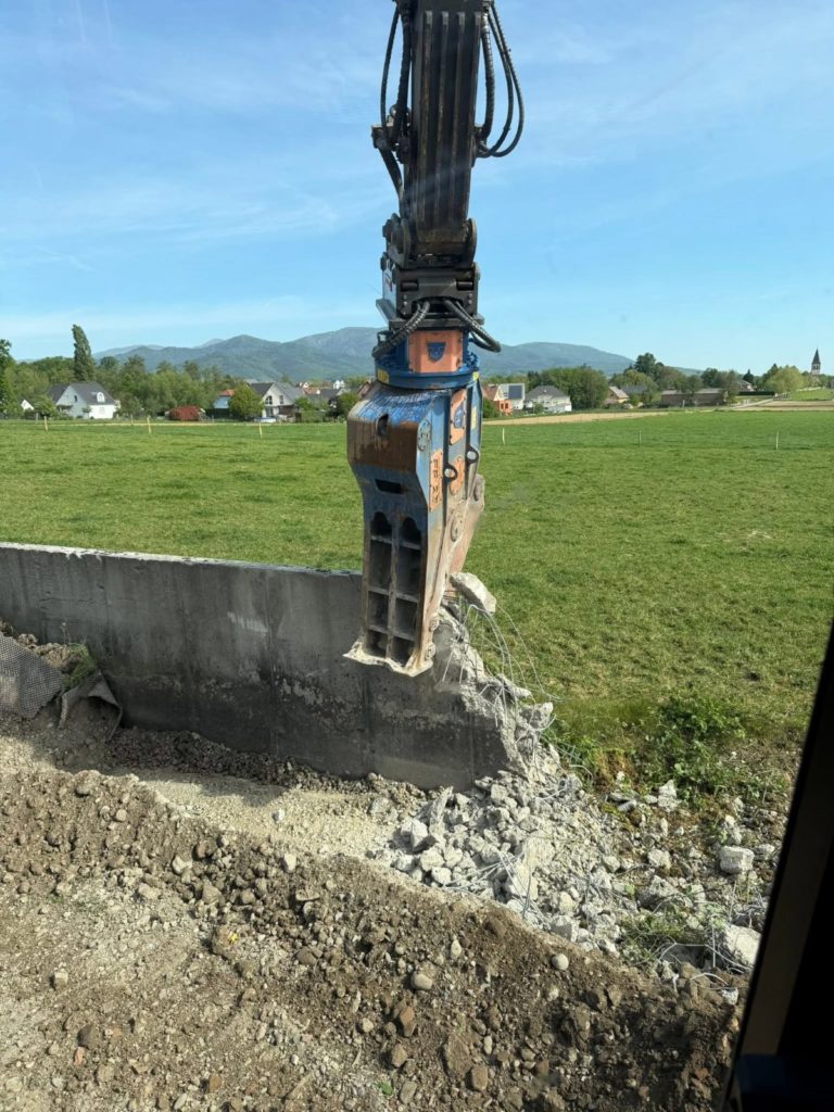 Démolition d’un mur au croc, chantier Kayser TP Démolition