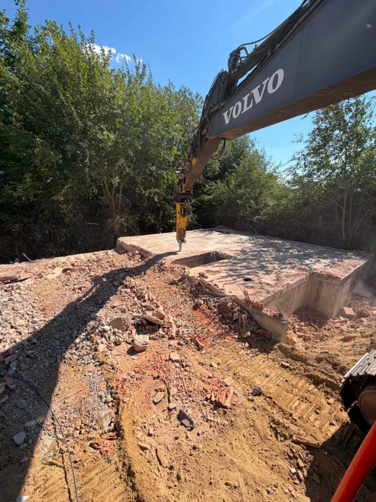 Démolition et remise à niveau de terrain, chantier Kayser TP Démolition