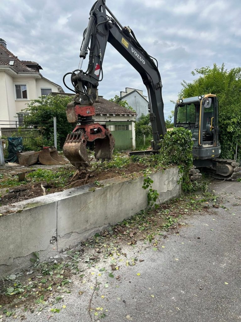 Démolitions et mise au propre d’un terrain à Saint-Louis, chantier Kayser TP Démolition