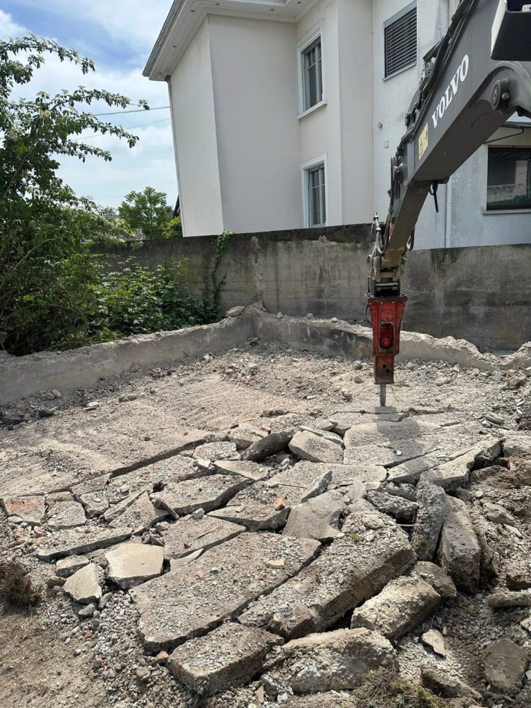 Démolitions et mise au propre d’un terrain à Saint-Louis, chantier Kayser TP Démolition
