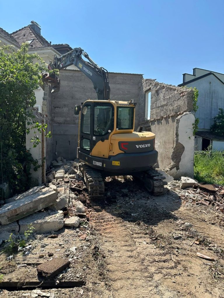 Démolitions et mise au propre d’un terrain à Saint-Louis, chantier Kayser TP Démolition