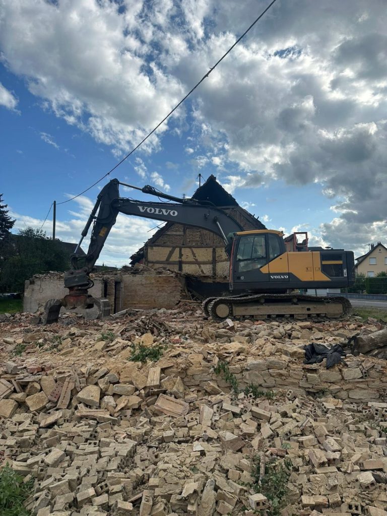 Démolition d’une maison avec grange à Traubach-le-Bas, chantier Kayser TP Démolition