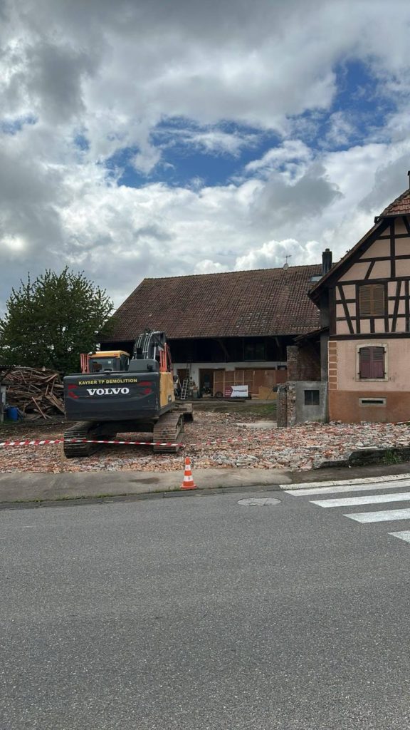 Démolition d’une grange à Traubach-le-Haut, chantier Kayser TP Démolition