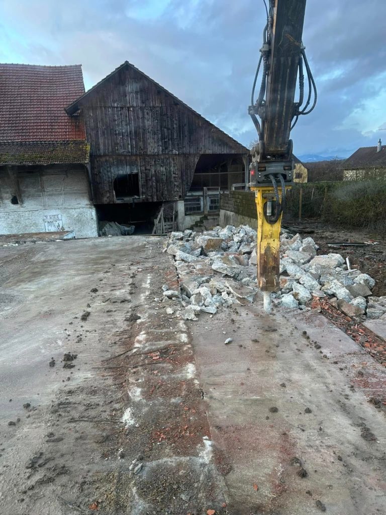Brise-roche hydraulique cassant la maçonnerie à Gommersdorf
