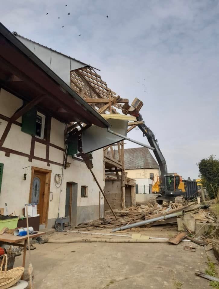 Démontage de la grange accolée à la maison à colombages, Buethwiller