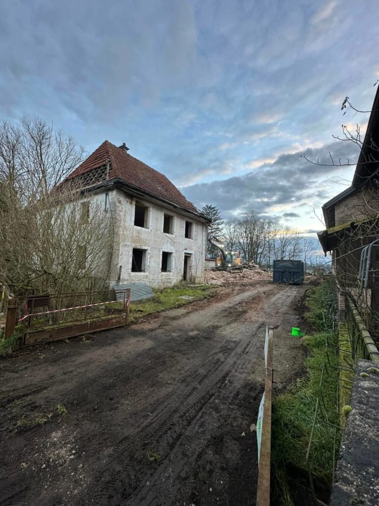Chemin d’accès au chantier de démolition à Fontaine