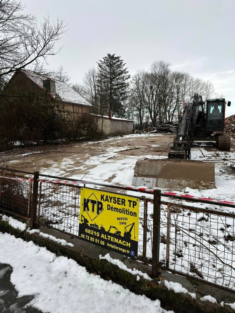 Chantier de Fontaine sous la neige, clôturé et signalé par le panneau Kayser TP