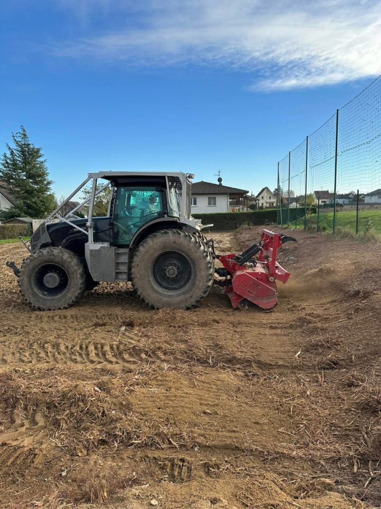 Tracteur reprenant la surface de l’ancien court de tennis à Hecken