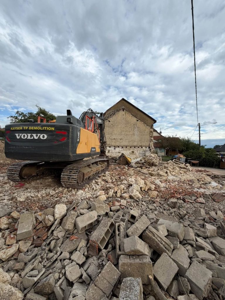 Pelle Volvo Kayser TP sur les gravats de la dépendance démolie à Vezelois