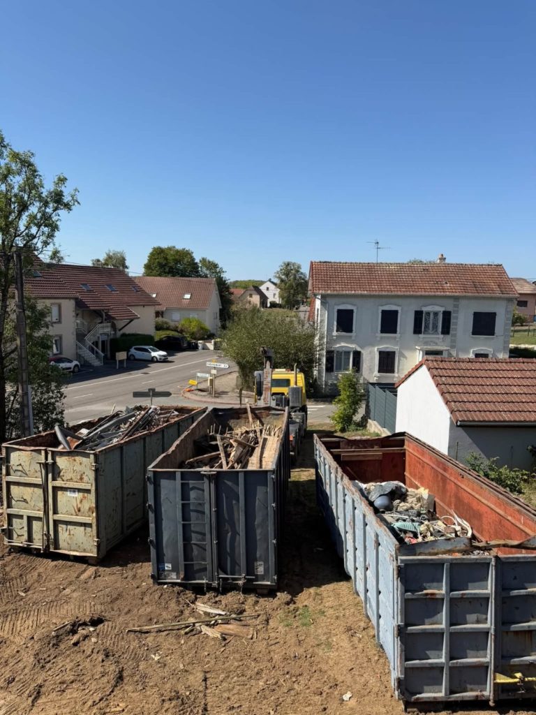 Bennes de tri des matériaux sur le chantier de Vezelois