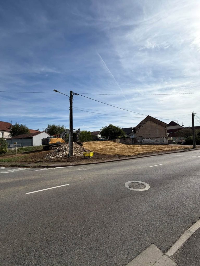 Terrain nivelé à Vezelois après la démolition