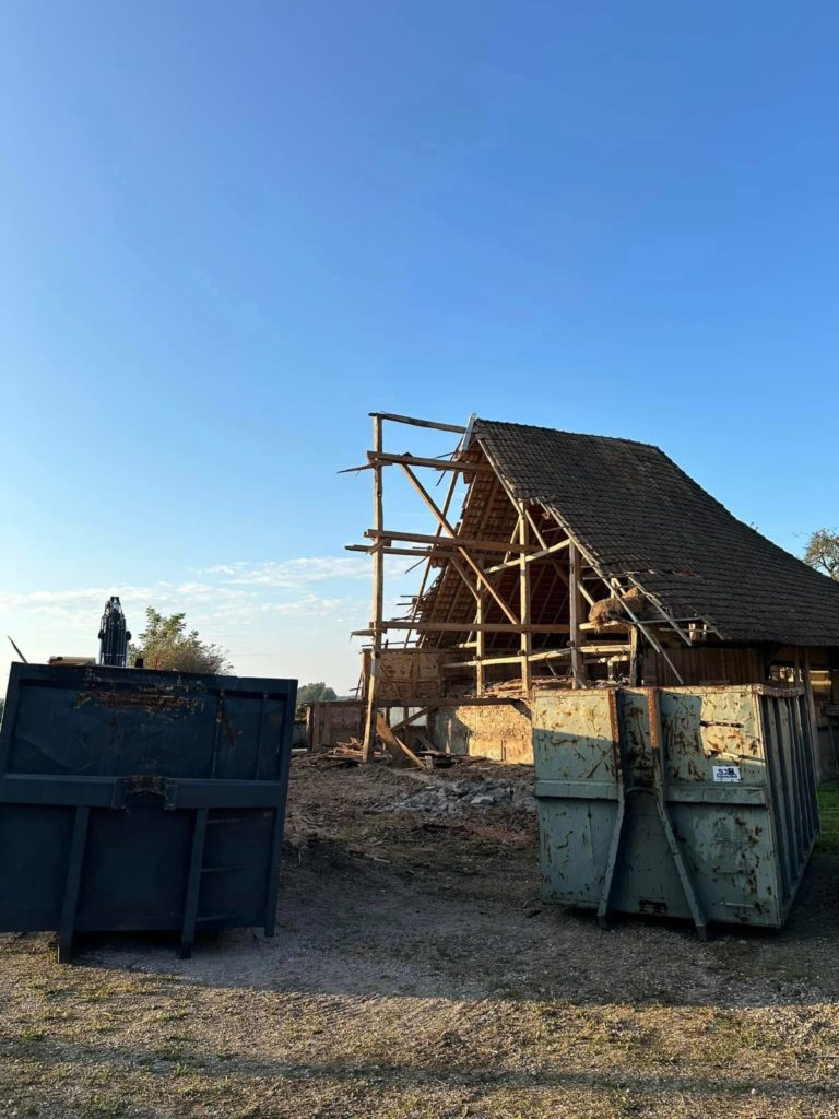 Charpente de la grange mise à nu pendant la démolition à Reppe