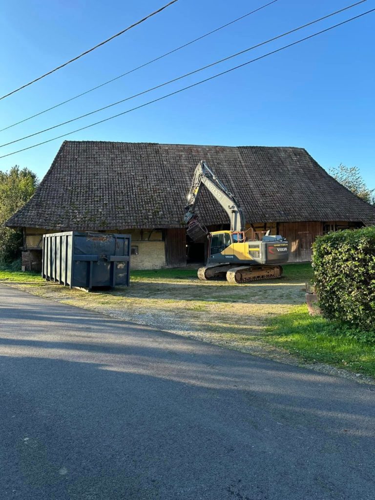 Ancienne grange à Reppe au début de la démolition