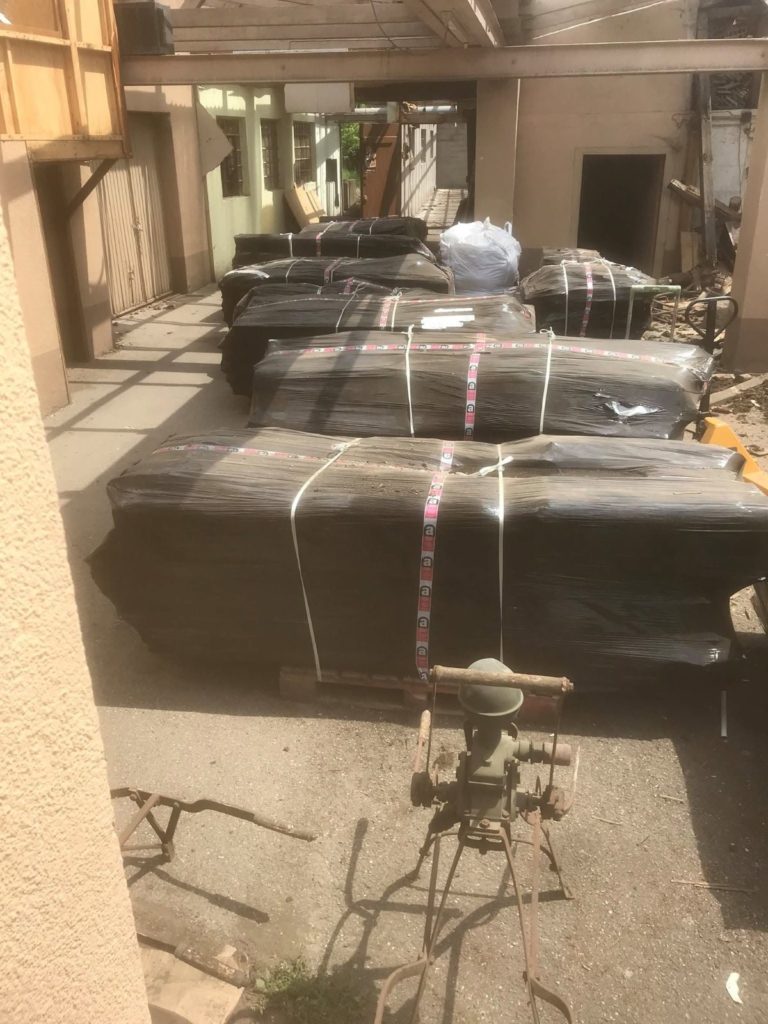 Éléments déposés emballés sous film sur palettes, chantier de Carspach
